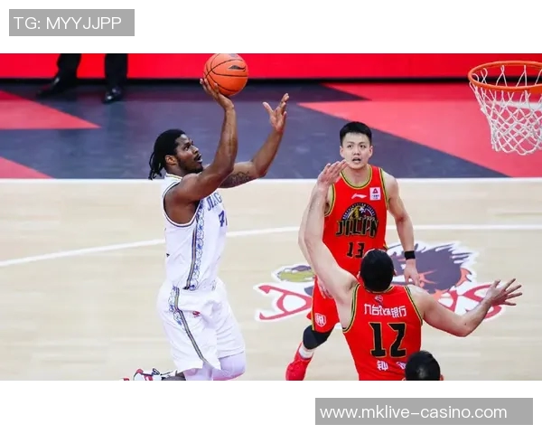 篮网与尼克斯激战正酣比分悬念不断引发球迷热议